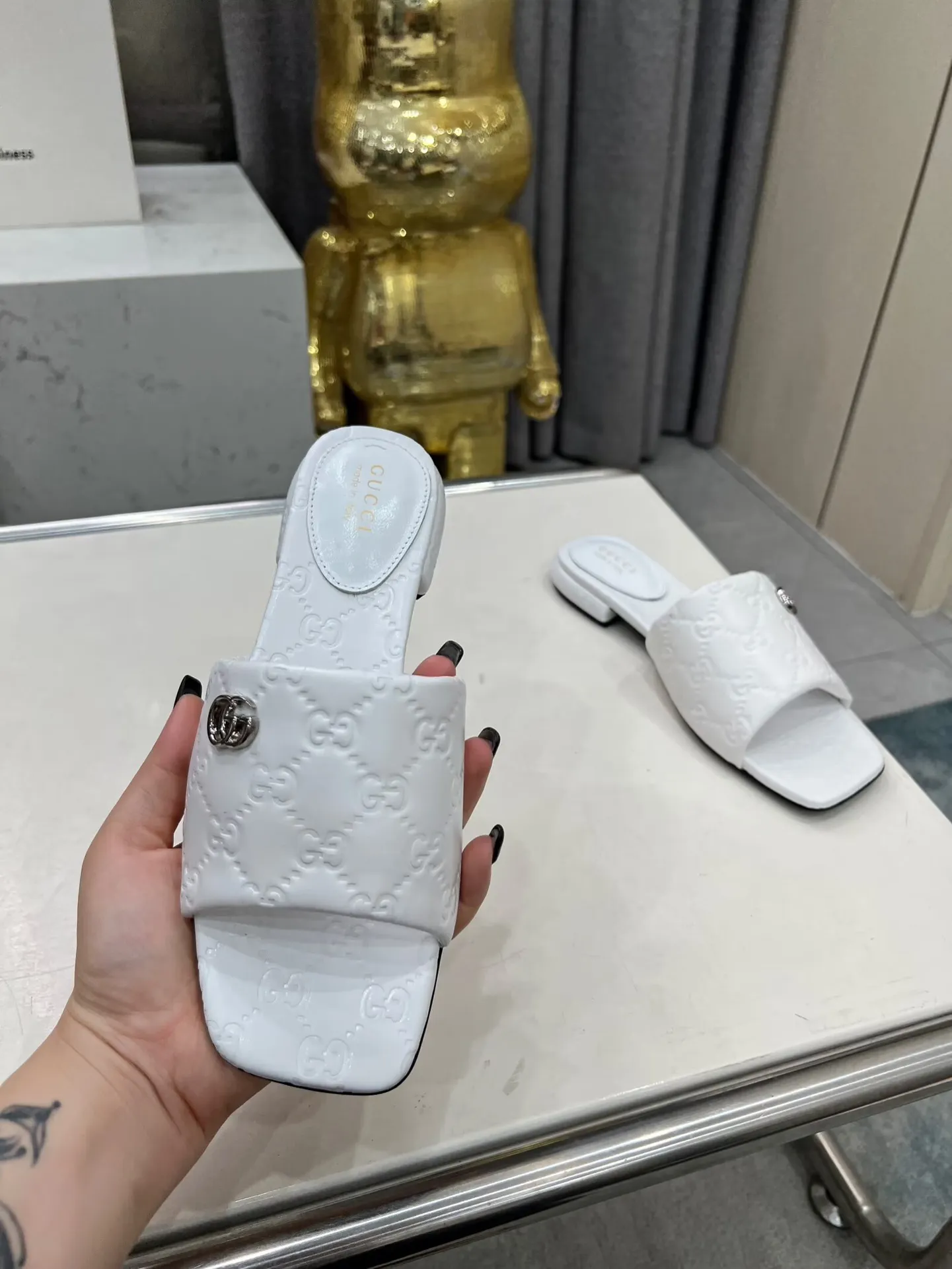 👟👟Ex-factory price 440👟👟 Women's Shoes Women's Clothing Gucci Double G slippers, a fashionable, high-end and full of personality✅ Very stable, comfortable and durable for daily use, convenient and unique for daily matching, a must-have classic for summer, the upper is made of GUCCI 3D embossed, genuine leather outsole Fabric: cowhide Lining/foot pads: sheepskin Color: black, white, brown, burgundy Code number: 35-42 (41 and 42 need to be customized) Packaging: Comes with cloth bag and card.